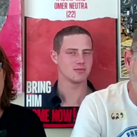 Orna et Ronen Neutra, parents d'Omer Neutra, pris en otage et tué à Gaza le 7 octobre 2023, lors d'une conférence de presse le 26 juin 2025. (Capture d'écran)
